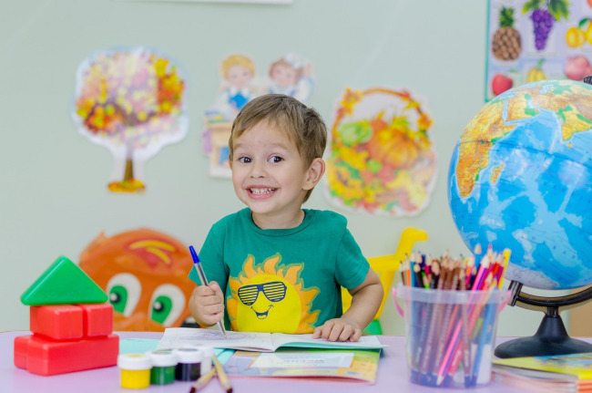 Niño sonriendo - educacion Montessori