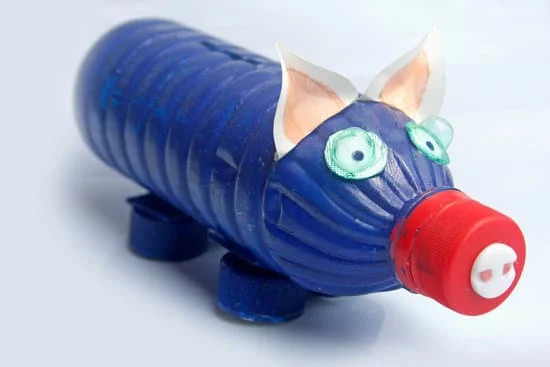 Botella de plástico decorada en forma de 'cerdito azul'