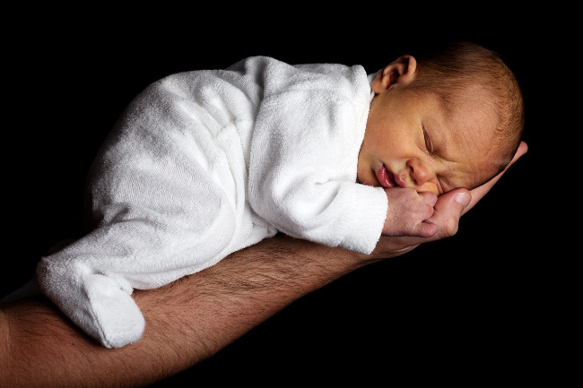 El vínculo con un recién nacido es esencial para su desarrollo emocional y su bienestar